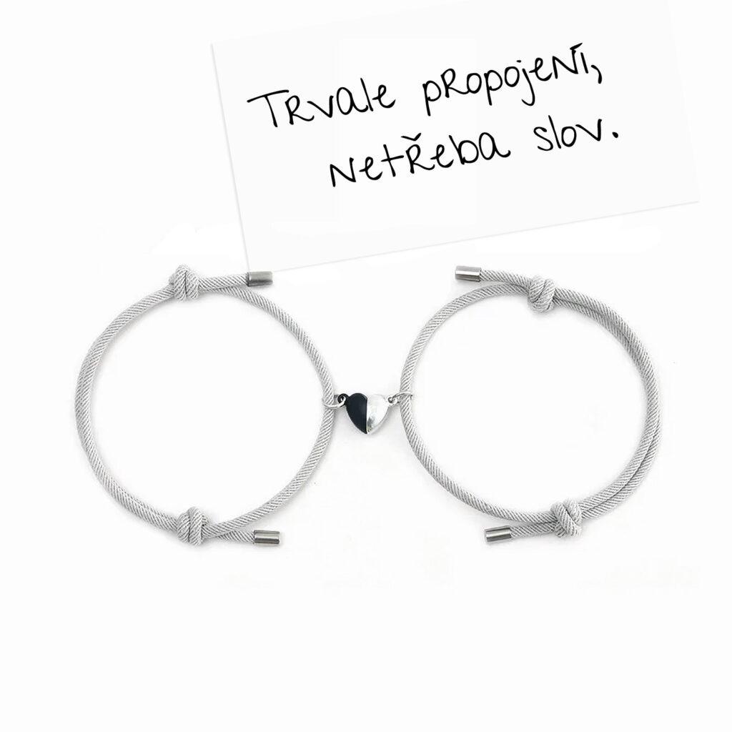 Světle šedé párové náramky s černo stříbrným magnetickým srdcem