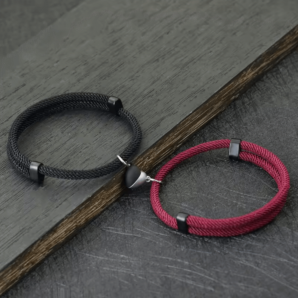 Černý a vínový párový náramek KNITO Élance s magnetickým černo-stříbrným srdcem.