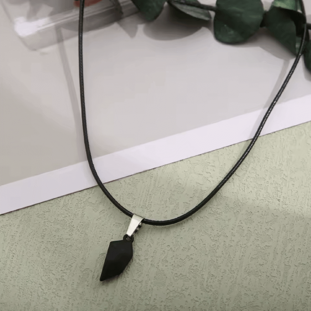 Dva černé párové náhrdelníky s magnetickým geometrickým srdcem na voskované šňůrce
